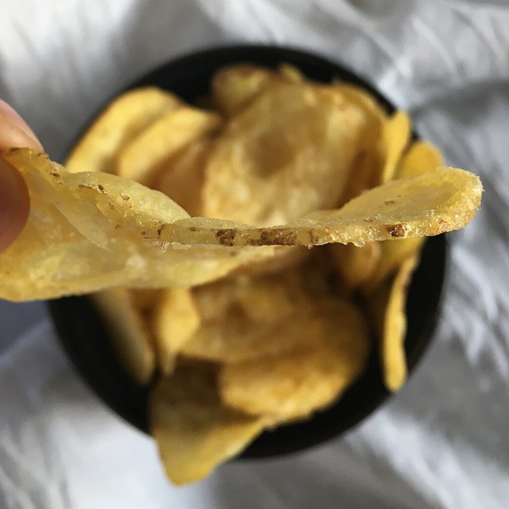 Chips Bellevue zoomée avec bol en arrière plan
