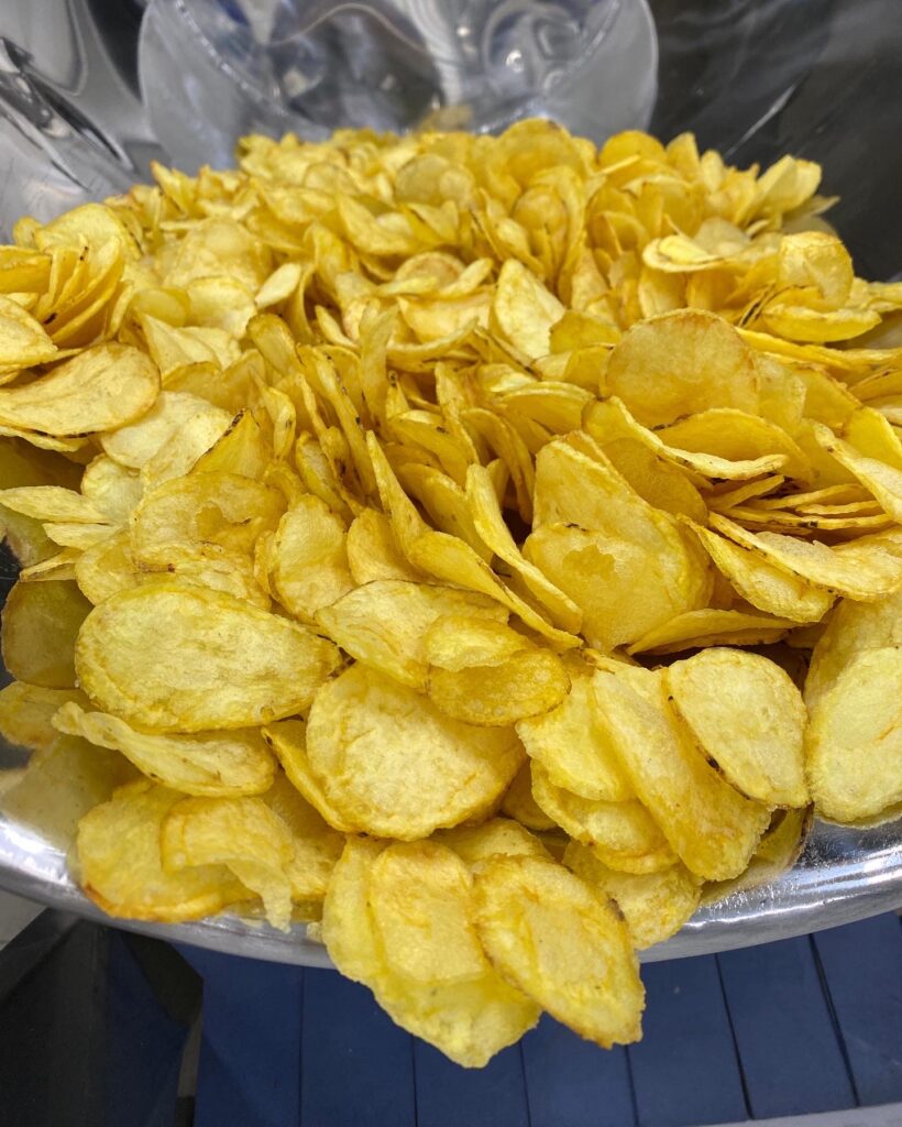 Les chips Bellevue juste sorties du chaudron, prêtes à être dégustées