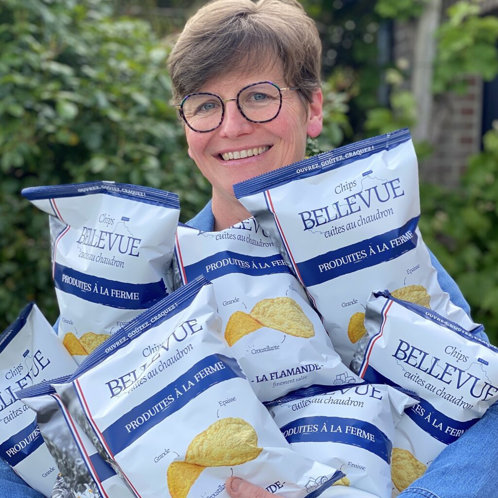 isabelle avec sa montagne de chips