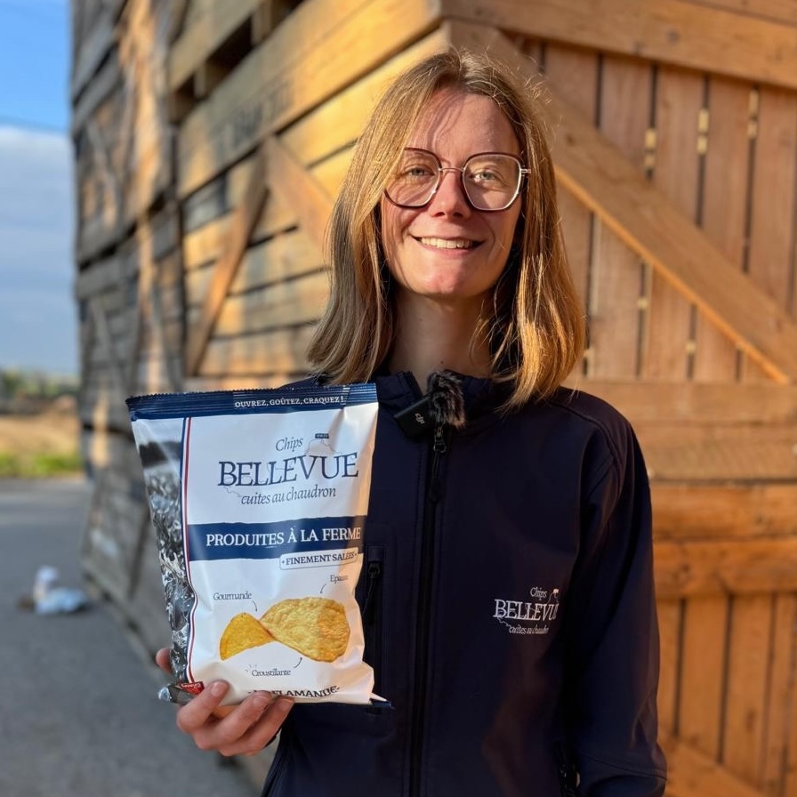 Manon avec son paquet de chips bellevue